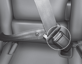 When using the rear center seat belt, the buckle with the CENTER mark must